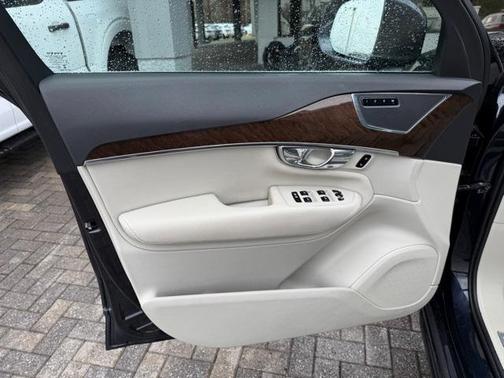 2016 Volvo XC90 T6 Momentum