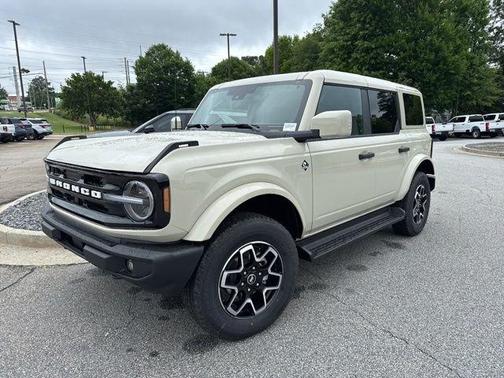 Desert Sand 2026 Ford Bronco Outer Banks