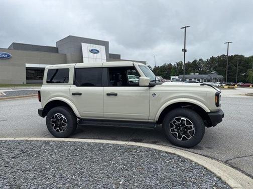 Desert Sand 2026 Ford Bronco Outer Banks