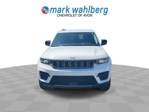 Bright White Clearcoat 2022 Jeep Grand Cherokee Laredo