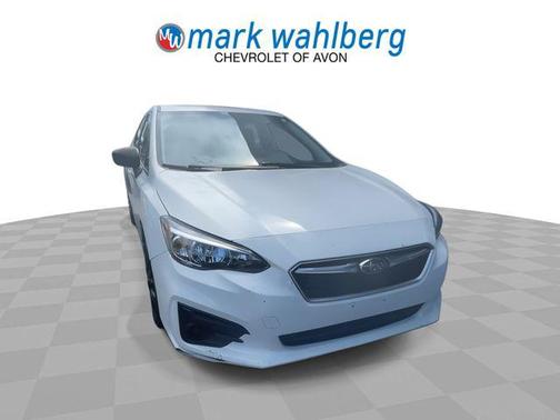 Crystal White Pearl 2019 Subaru Impreza 2.0i