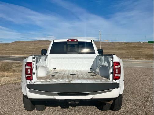 2023 RAM 3500 Laramie Crew Cab 4x4 8' Box