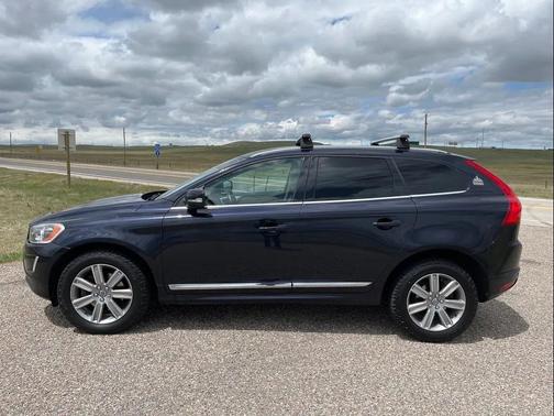 Blue 2017 Volvo XC60 T5 Inscription