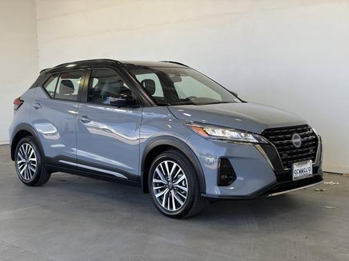 2 Tone Gray / Black 2023 Nissan Kicks SR