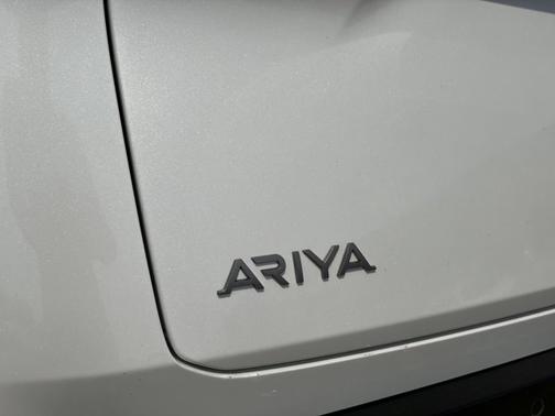 2t Wht Blk Roof 2024 Nissan ARIYA ENGAGE+