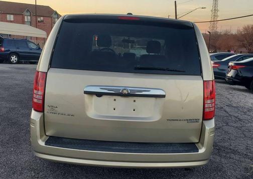 2010 Chrysler Town & Country New LX