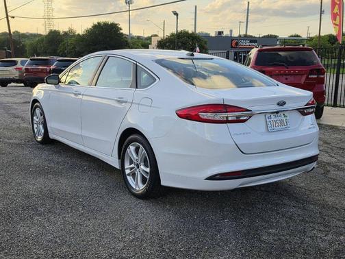 White 2018 Ford Fusion Hybrid SE