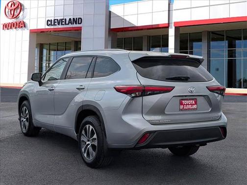 Celestial Silver Metallic 2023 Toyota Highlander XLE