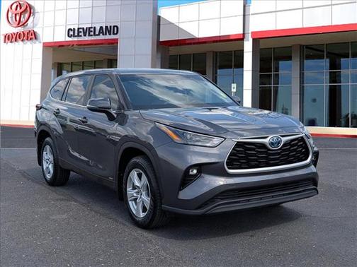 Gray 2024 Toyota Highlander Hybrid LE