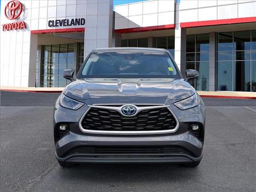 Gray 2024 Toyota Highlander Hybrid LE