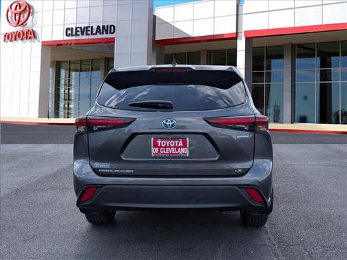 Gray 2024 Toyota Highlander Hybrid LE