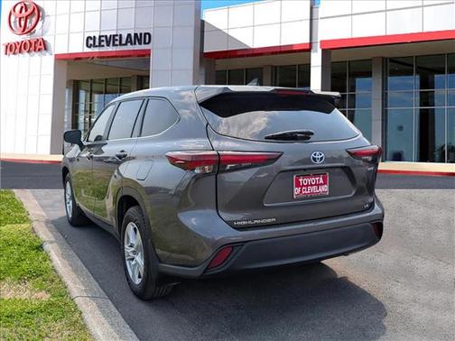 Gray 2024 Toyota Highlander Hybrid LE