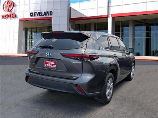 Gray 2024 Toyota Highlander Hybrid LE