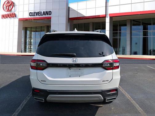Platinum White Pearl 2023 Honda Pilot AWD Elite