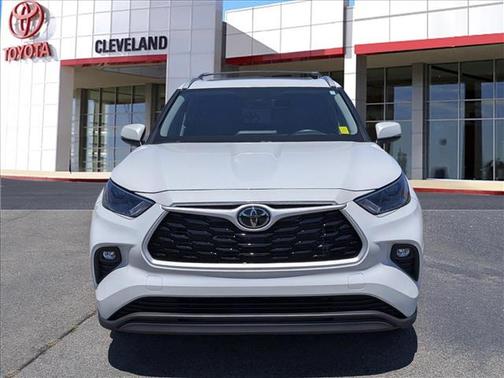 Pearl 2024 Toyota Highlander XLE
