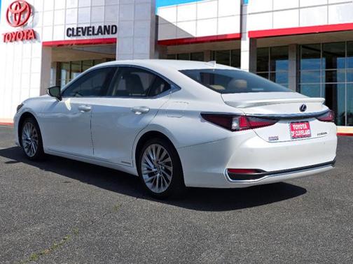 2022 Lexus ES 300h Ultra Luxury