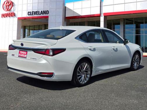 2022 Lexus ES 300h Ultra Luxury