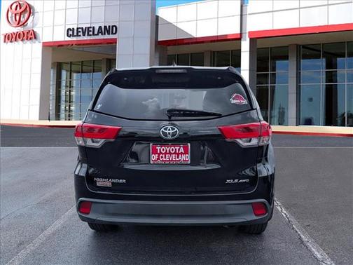 Midnight Black Metallic 2019 Toyota Highlander XLE