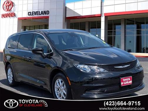 Brilliant Black Crystal Pearlcoat 2023 Chrysler Voyager LX