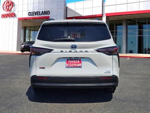 2023 Toyota Sienna XLE 8 Passenger