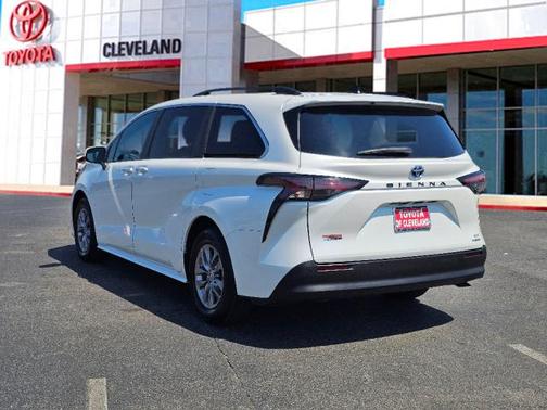 2023 Toyota Sienna XLE 8 Passenger