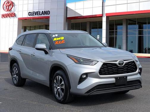 Celestial Silver Metallic 2024 Toyota Highlander XLE