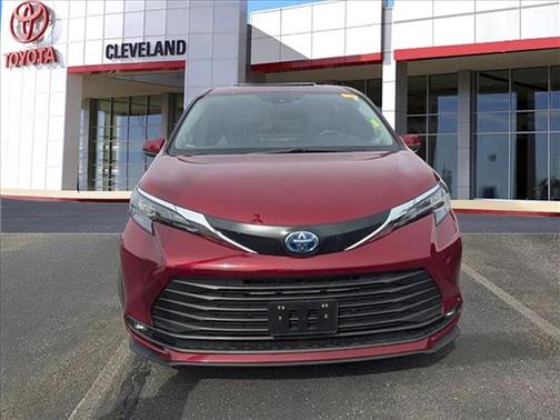 Pearl 2025 Toyota Sienna XLE