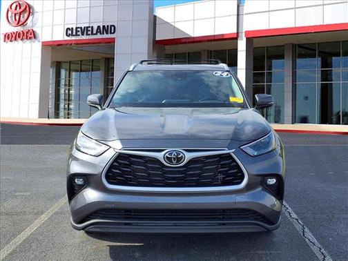 Magnetic Gray Metallic 2024 Toyota Highlander XLE