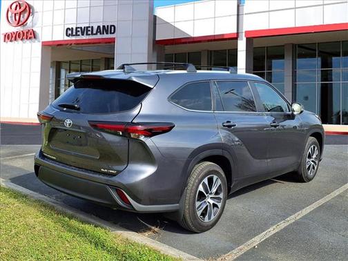 Magnetic Gray Metallic 2024 Toyota Highlander XLE