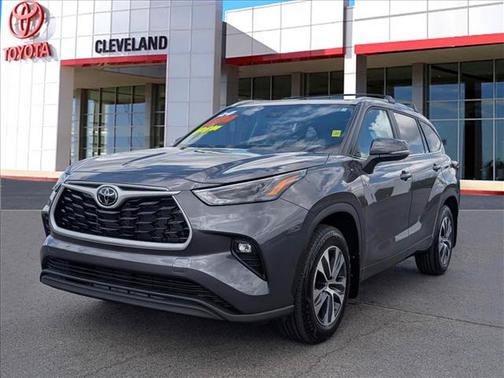 Magnetic Gray Metallic 2024 Toyota Highlander XLE