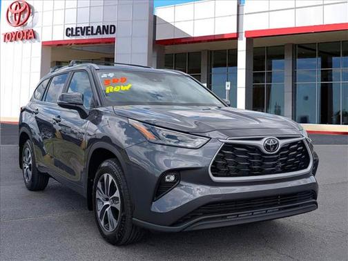 Magnetic Gray Metallic 2024 Toyota Highlander XLE