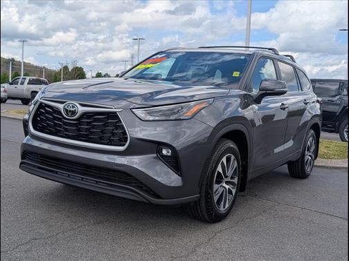 Magnetic Gray Metallic 2024 Toyota Highlander XLE