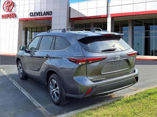 Magnetic Gray Metallic 2024 Toyota Highlander XLE