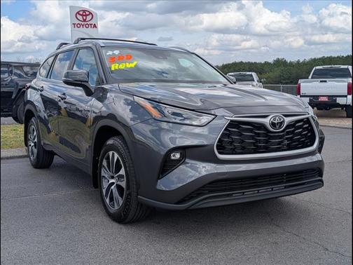 Magnetic Gray Metallic 2024 Toyota Highlander XLE