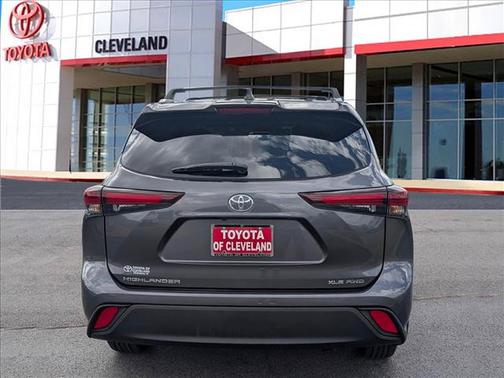 Magnetic Gray Metallic 2024 Toyota Highlander XLE