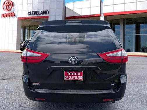 2017 Toyota Sienna LE
