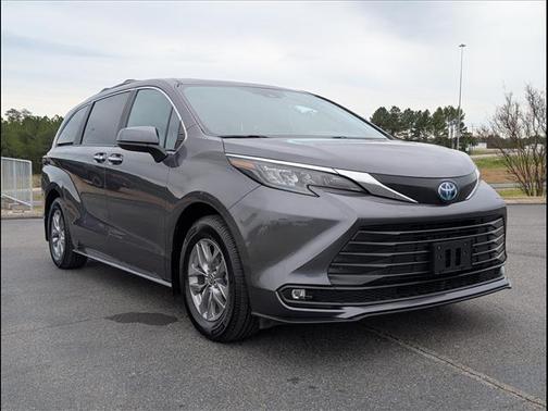 2025 Toyota Sienna XLE