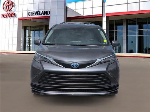 2025 Toyota Sienna LE