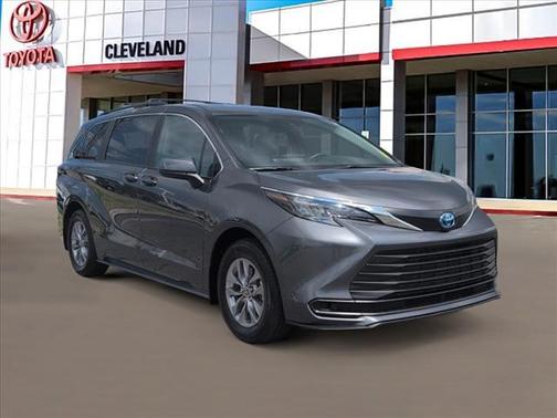 2025 Toyota Sienna LE