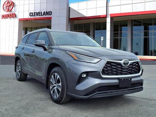 Magnetic Gray Metallic 2025 Toyota Highlander Hybrid XLE