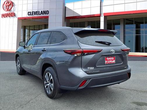 Magnetic Gray Metallic 2025 Toyota Highlander Hybrid XLE