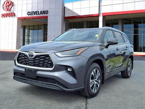 Magnetic Gray Metallic 2025 Toyota Highlander Hybrid XLE