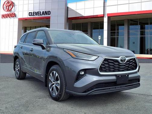 Magnetic Gray Metallic 2025 Toyota Highlander Hybrid XLE