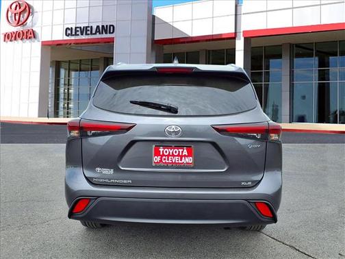 Magnetic Gray Metallic 2025 Toyota Highlander Hybrid XLE