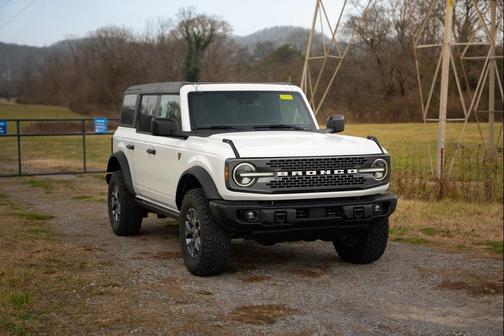 Oxford White 2025 Ford Bronco Badlands