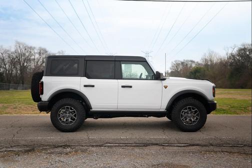 Oxford White 2025 Ford Bronco Badlands
