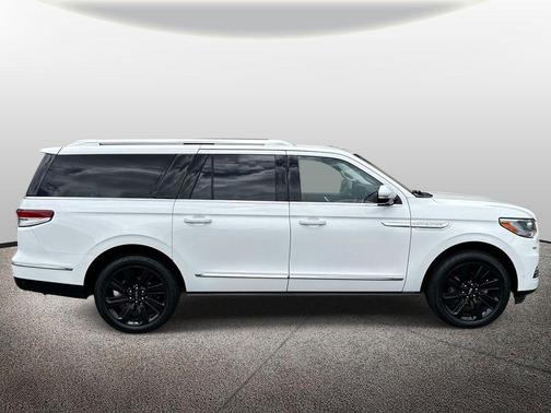 White 2022 Lincoln Navigator Reserve