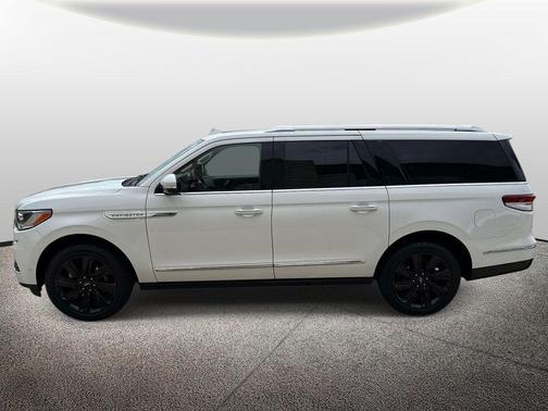 White 2022 Lincoln Navigator Reserve