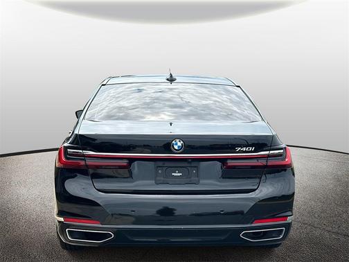 2022 BMW 740 i