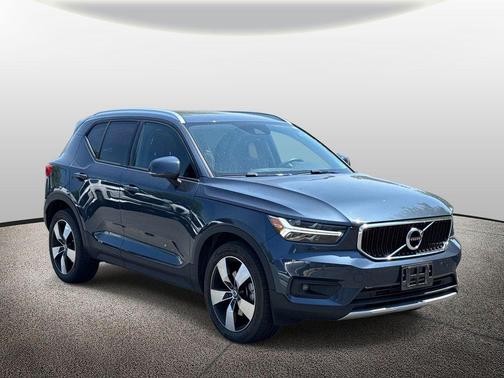 Denim Blue Metallic 2021 Volvo XC40 T5 Momentum